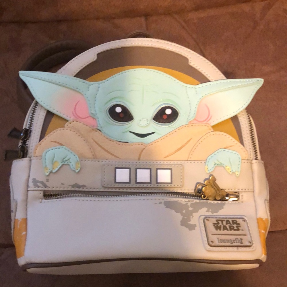 Lounge fly, baby Yoda backpack